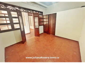 VENDO CASA GRANDE EN EL CENTRO  CON 2 APARTAMENTOS Y 1 OFICINA