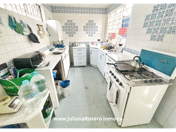 VENDO CASA GRANDE EN EL CENTRO  CON 2 APARTAMENTOS Y 1 OFICINA