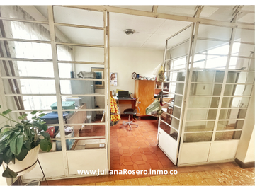 VENDO CASA GRANDE EN EL CENTRO  CON 2 APARTAMENTOS Y 1 OFICINA