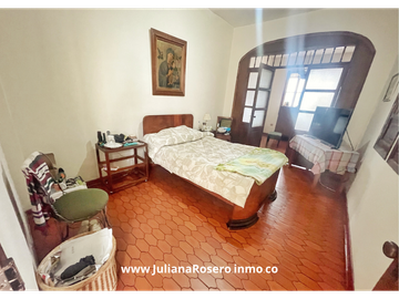 VENDO CASA GRANDE EN EL CENTRO  CON 2 APARTAMENTOS Y 1 OFICINA