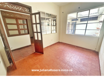 VENDO CASA GRANDE EN EL CENTRO  CON 2 APARTAMENTOS Y 1 OFICINA