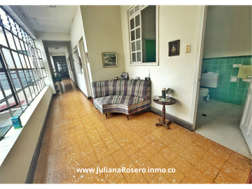 VENDO CASA GRANDE EN EL CENTRO  CON 2 APARTAMENTOS Y 1 OFICINA