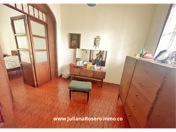 VENDO CASA GRANDE EN EL CENTRO  CON 2 APARTAMENTOS Y 1 OFICINA