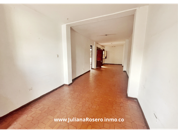 VENDO CASA GRANDE EN EL CENTRO  CON 2 APARTAMENTOS Y 1 OFICINA