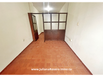 VENDO CASA GRANDE EN EL CENTRO  CON 2 APARTAMENTOS Y 1 OFICINA