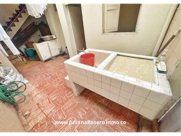 VENDO CASA GRANDE EN EL CENTRO  CON 2 APARTAMENTOS Y 1 OFICINA