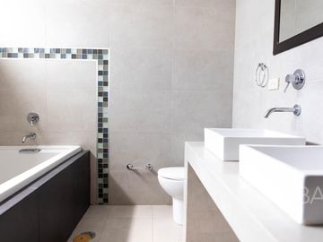 CASA EN VENTA EN CANTERA DEL PEDREGAL CON RECAMARA EN PLANTA BAJA