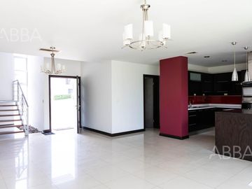 CASA EN VENTA EN CANTERA DEL PEDREGAL CON RECAMARA EN PLANTA BAJA