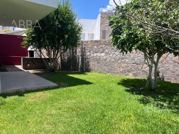 CASA EN VENTA EN CANTERA DEL PEDREGAL CON RECAMARA EN PLANTA BAJA