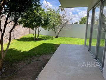 CASA EN VENTA EN CANTERA DEL PEDREGAL CON RECAMARA EN PLANTA BAJA