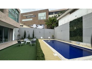 SE VENDE CASA CERCA AL CENTRO COMERCIAL VIVA