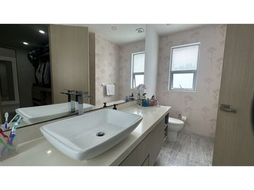 SE VENDE CASA CERCA AL CENTRO COMERCIAL VIVA
