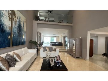 SE VENDE CASA CERCA AL CENTRO COMERCIAL VIVA