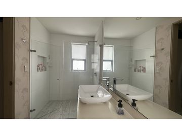 SE VENDE CASA CERCA AL CENTRO COMERCIAL VIVA