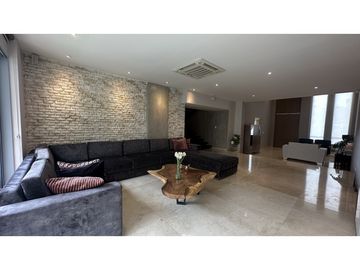 SE VENDE CASA CERCA AL CENTRO COMERCIAL VIVA