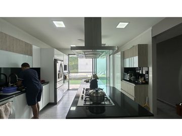 SE VENDE CASA CERCA AL CENTRO COMERCIAL VIVA