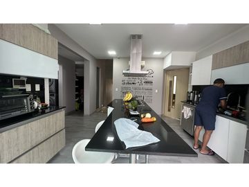 SE VENDE CASA CERCA AL CENTRO COMERCIAL VIVA