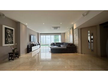 SE VENDE CASA CERCA AL CENTRO COMERCIAL VIVA