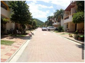 Casa de 2 pisos de oportunidad en conjunto cerrado, Rodadero reservado