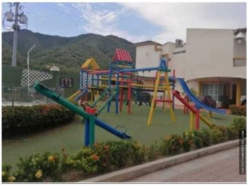 Casa de 2 pisos de oportunidad en conjunto cerrado, Rodadero reservado