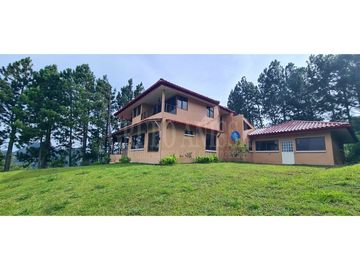 Se Vende Hermosa y Amplia Casa en Altos del Maria