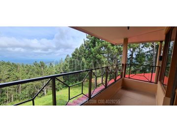 Se Vende Hermosa y Amplia Casa en Altos del Maria