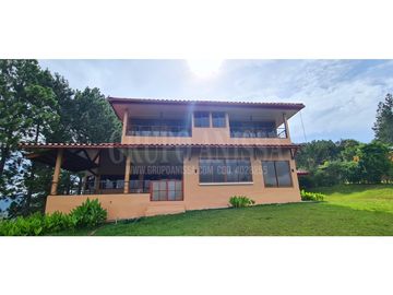 Se Vende Hermosa y Amplia Casa en Altos del Maria