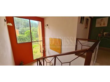 Se Vende Hermosa y Amplia Casa en Altos del Maria