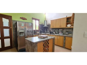 Se Vende Hermosa y Amplia Casa en Altos del Maria