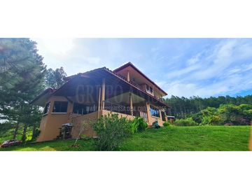 Se Vende Hermosa y Amplia Casa en Altos del Maria