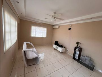 EL CRISOL / VILLA VERONICA / 215 M2 / CASA DE ESQUINA / 4HABITACIONES