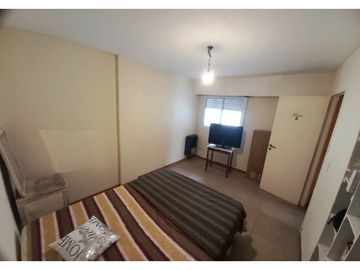 Departamento tipo P.H. 3 ambientes al frente con balcón.