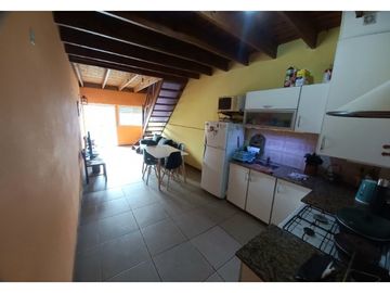 Departamento tipo P.H. 3 ambientes al frente con balcón.
