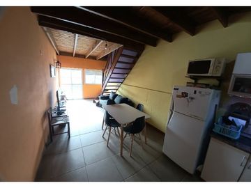 Departamento tipo P.H. 3 ambientes al frente con balcón.