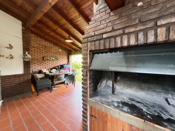 venta casa 4 ambientes con jardin  y cochera