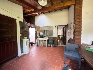 venta casa 4 ambientes con jardin  y cochera