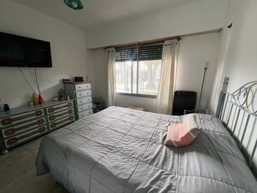 venta casa 4 ambientes con jardin  y cochera