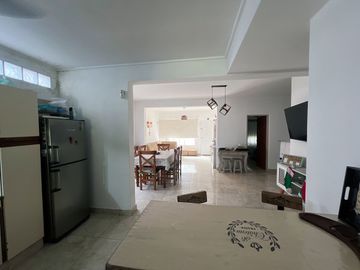 venta casa 4 ambientes con jardin  y cochera