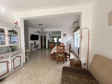 venta casa 4 ambientes con jardin  y cochera