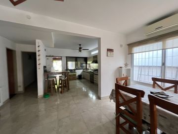 venta casa 4 ambientes con jardin  y cochera