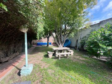 venta casa 4 ambientes con jardin  y cochera