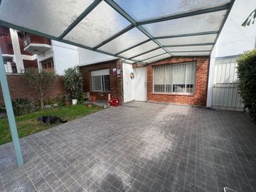 venta casa 4 ambientes con jardin  y cochera