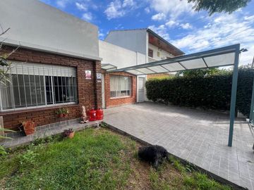 venta casa 4 ambientes con jardin  y cochera