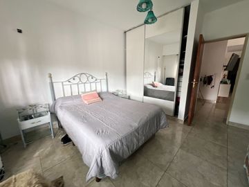 venta casa 4 ambientes con jardin  y cochera