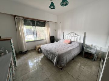 venta casa 4 ambientes con jardin  y cochera