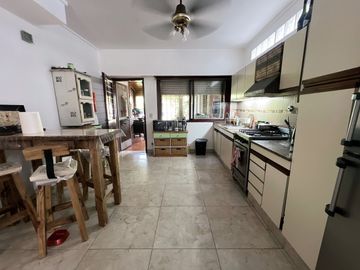 venta casa 4 ambientes con jardin  y cochera