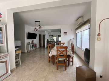 venta casa 4 ambientes con jardin  y cochera