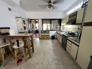 venta casa 4 ambientes con jardin  y cochera
