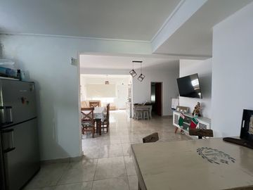 venta casa 4 ambientes con jardin  y cochera