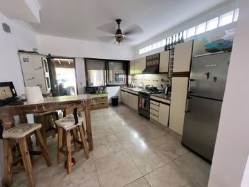 venta casa 4 ambientes con jardin  y cochera